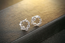 Load image into Gallery viewer, Festive Bezel Wreath Earrings