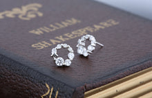 Load image into Gallery viewer, Festive Bezel Wreath Earrings