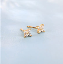 Load image into Gallery viewer, Gold Scintilla Earrings